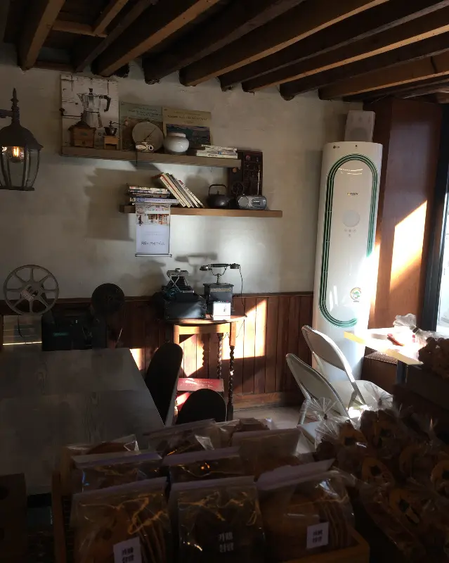 카페 내부의 레트로한 인테리어