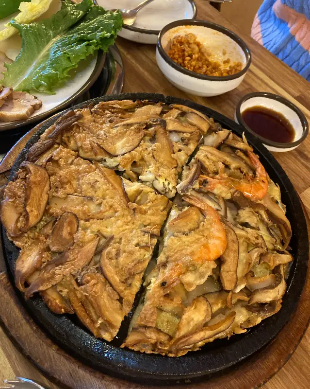 버섯과 해물이 조화로운 파전