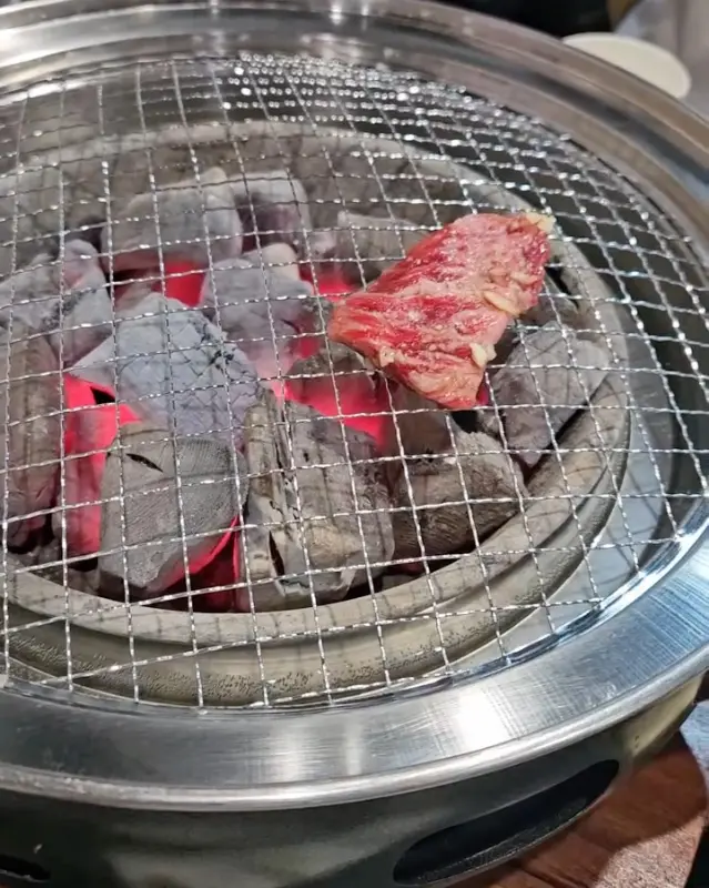 숯불 위에서 익어가는 소고기