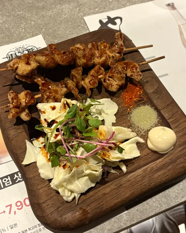 윤기가 흐르는 닭꼬치의 모습