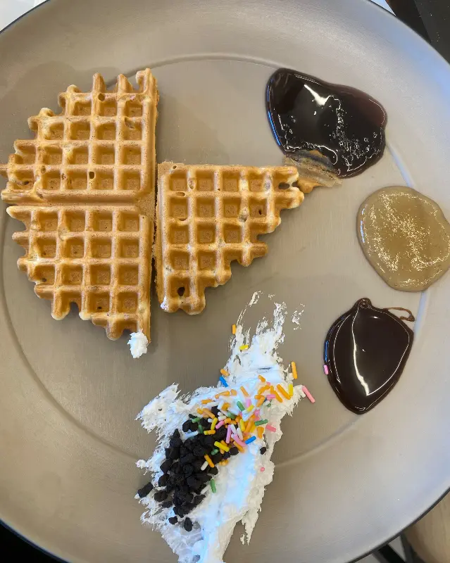 달콤한 와플 디저트