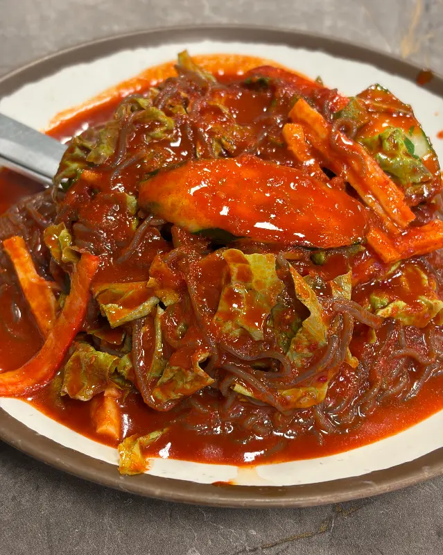 새콤달콤한 양념에 버무려진 쟁반국수