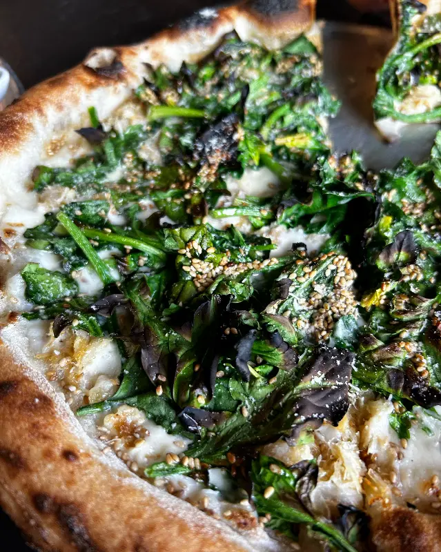 싱그러운 채소가 가득 올라간 피자