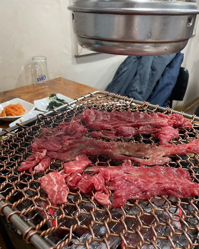 석쇠 위에 불고기가 펼쳐져 구워지고 있는 모습