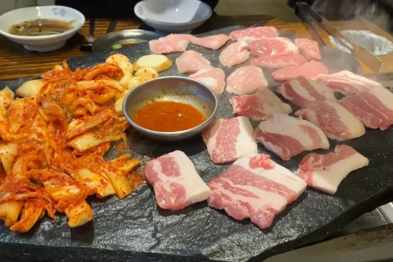 돌판 위에 올려진 석암생소금구이의 모듬구이