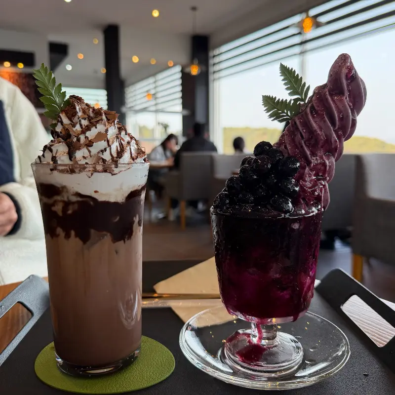 초콜릿 라떼와 블루베리 용과 아이스크림 스무디