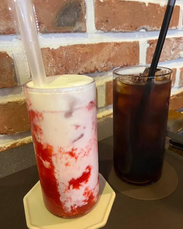 딸기 스무디와 아이스 아메리카노
