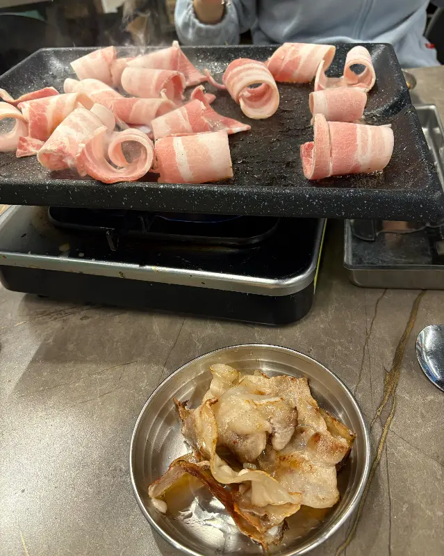 불판 위에서 맛있게 익어가는 대패삼겹살