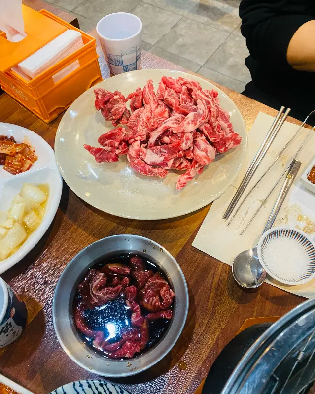 테이블 가득 차려진 음식