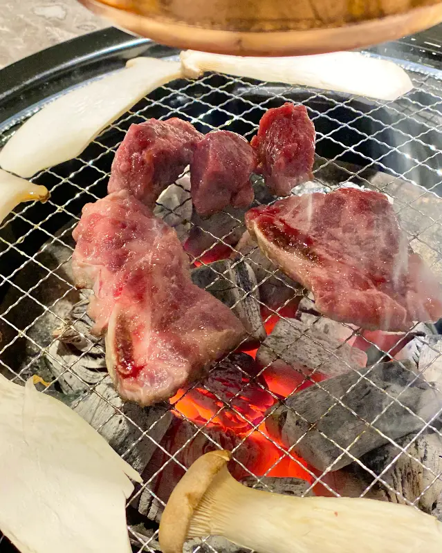 숯불 위에서 익어가는 살치살