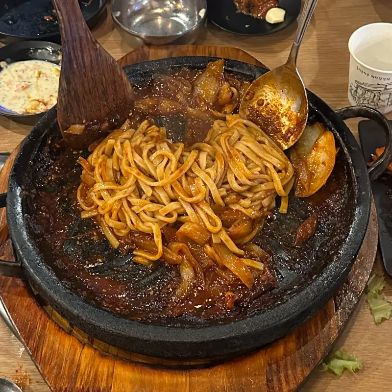 돌판오제에 칼국수 사리 추가