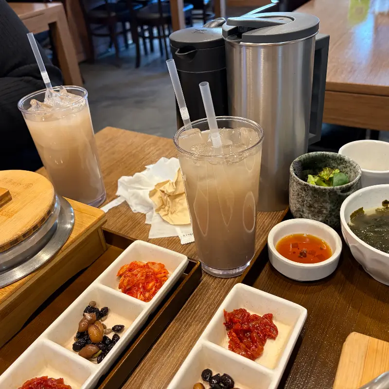 깔끔하게 차려진 솥밥 한 상