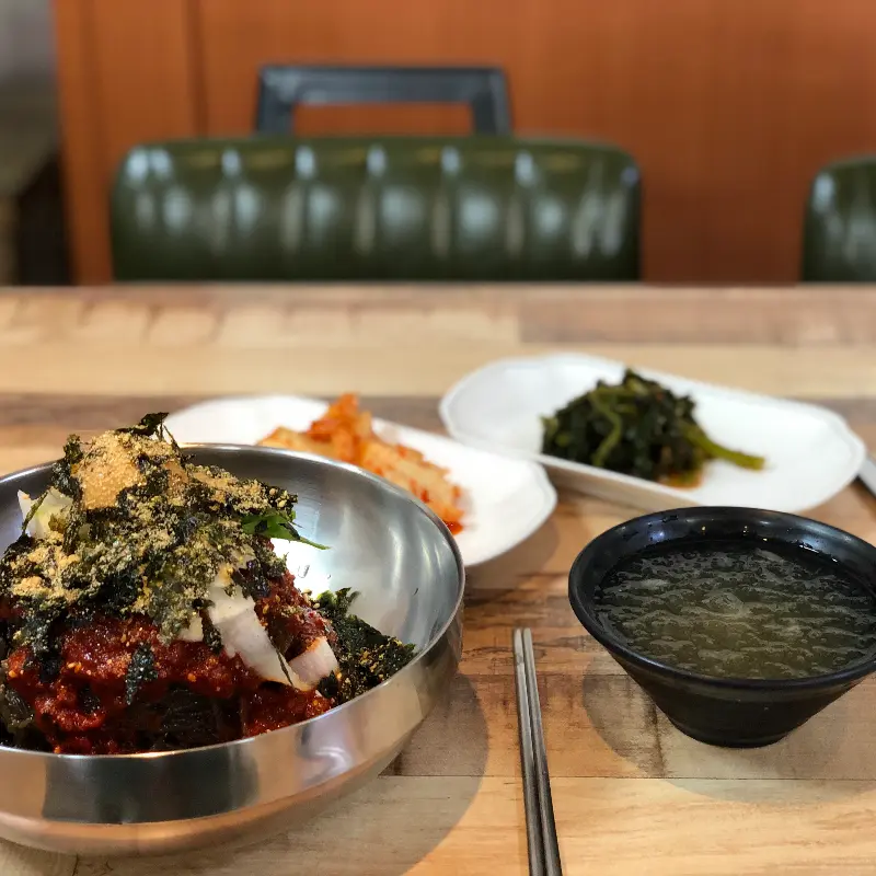 비빔냉면의 매콤달콤한 자태