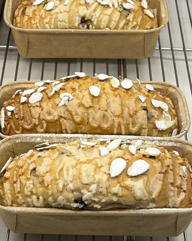 밤에 바라본 카페 내부