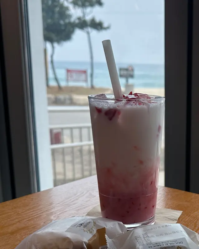 싱싱한 딸기가 듬뿍 올려진 리얼 딸기 라떼