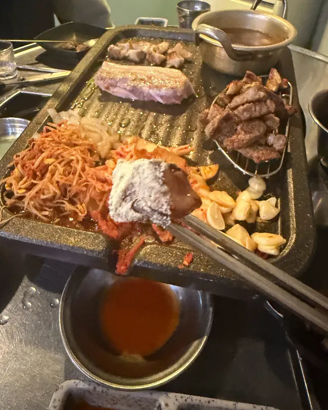 고기와 함께 구워먹는 김치, 콩나물, 마늘