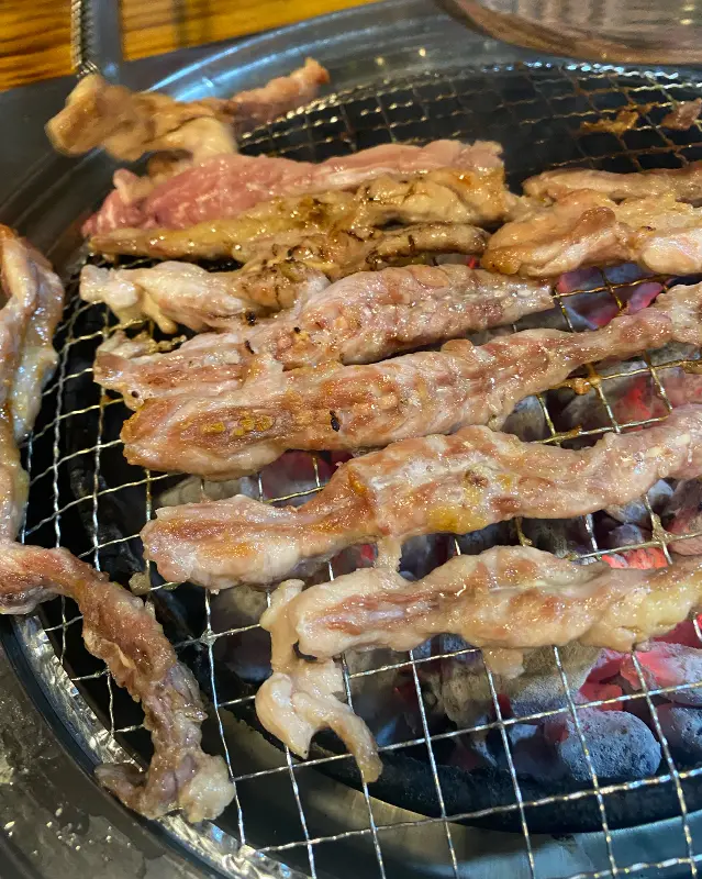 숯불 위에서 노릇노릇 익어가는 닭목살