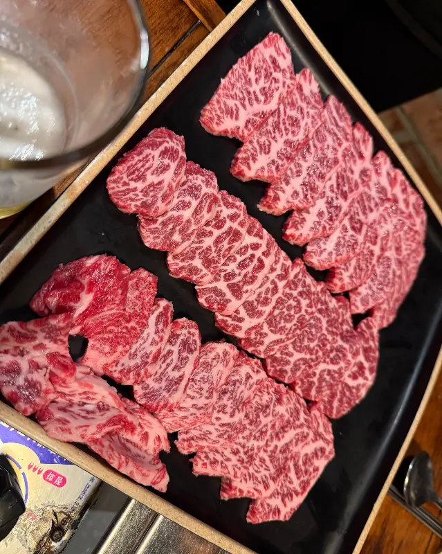 선명한 붉은색과 섬세한 마블링이 조화를 이루는 와규 꽃살