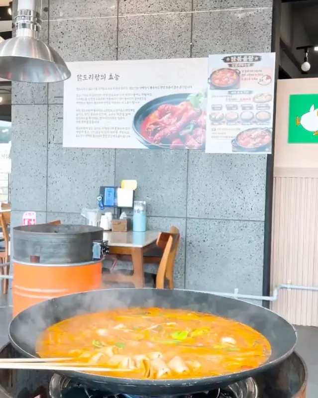 솥뚜껑 닭볶음탕 매장 내부