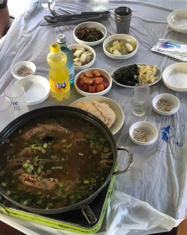 돌담집의 닭백숙 한 상 차림