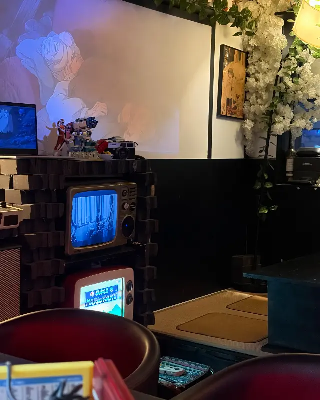 프로젝터로 지브리 애니메이션이 상영되는 모습