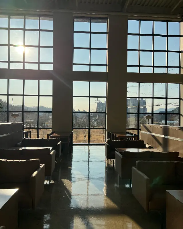 햇살이 가득 들어오는 카페 내부