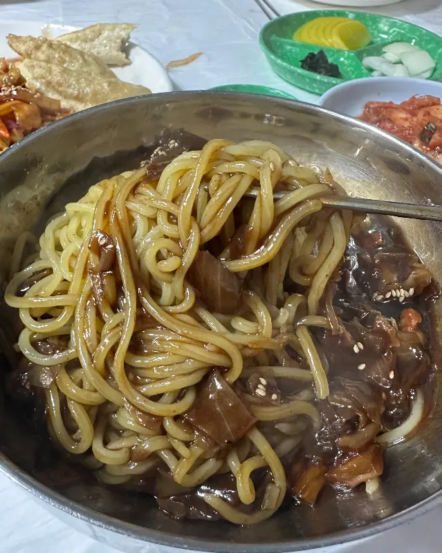 윤기가 흐르는 간짜장