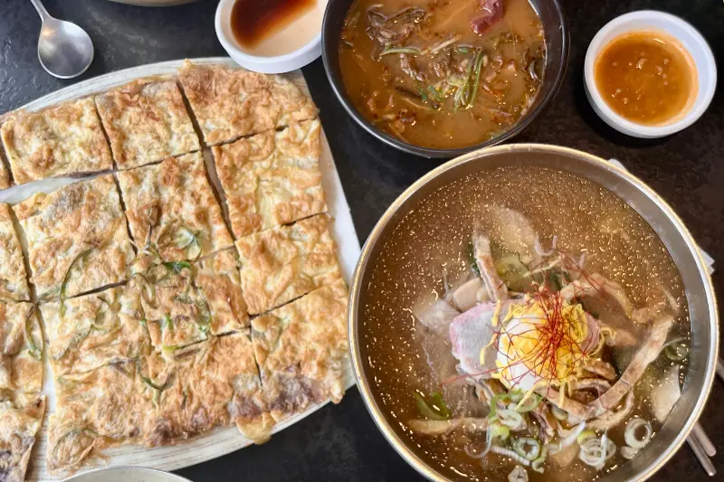 물냉면, 육전, 선지국밥