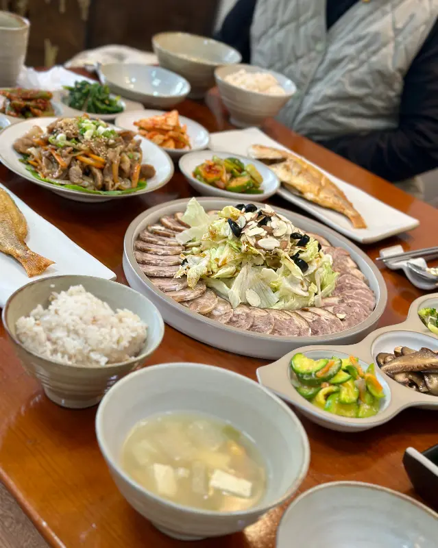 한 상 가득 차려진 음식