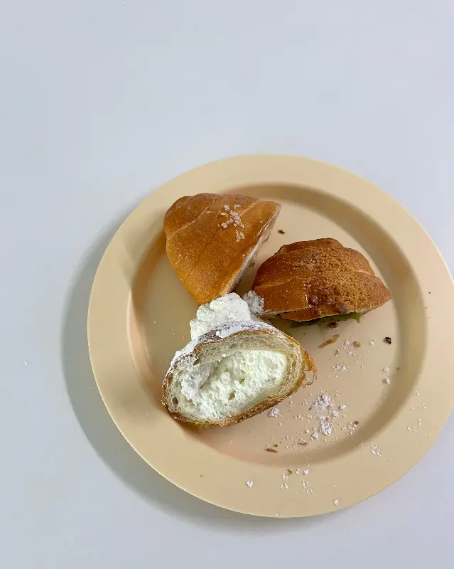 접시에 담긴 빵