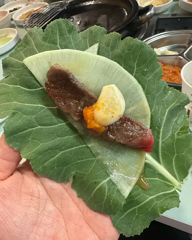 싱싱한 쌈 채소에 싸 먹는 한우