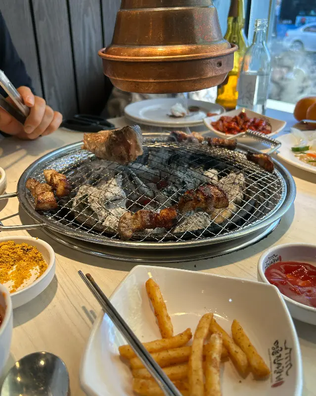 숯불 위에서 익어가는 갈비