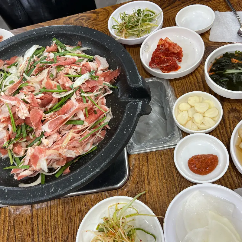 푸짐한 밑반찬 구성