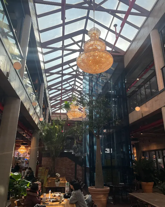 샹들리에와 높은 층고가 인상적인 내부