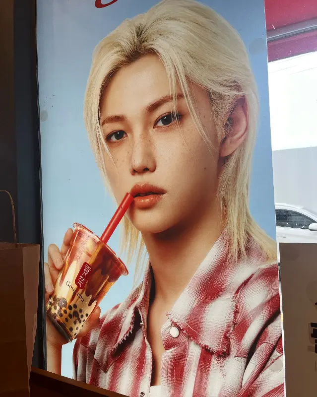 아이돌 그룹 콜라보 포스터