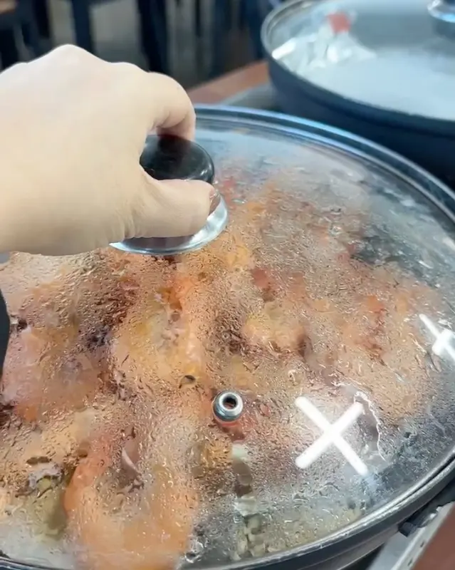 뚜껑을 덮고 익어가는 새우구이