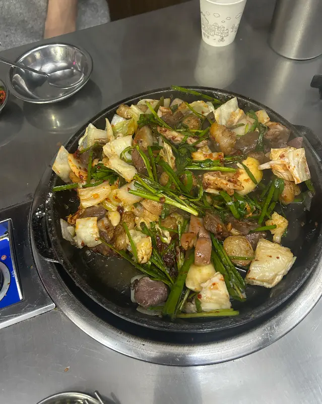 곱창과 야채가 푸짐하게 담긴 곱창 전골