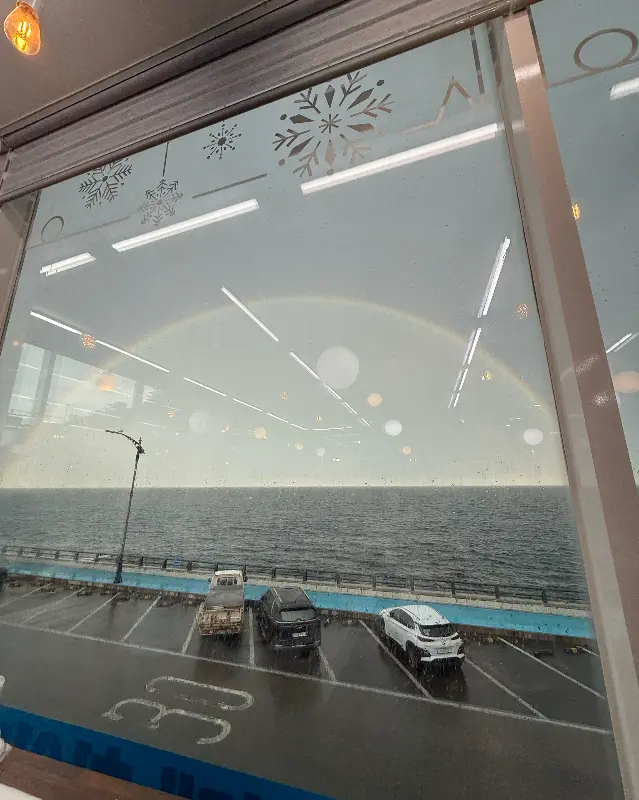 식당 창밖으로 보이는 무지개