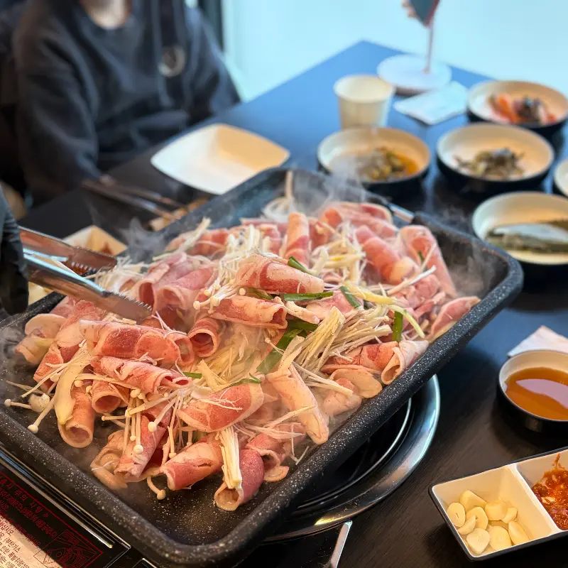 깔끔한 테이블 세팅과 정갈한 반찬