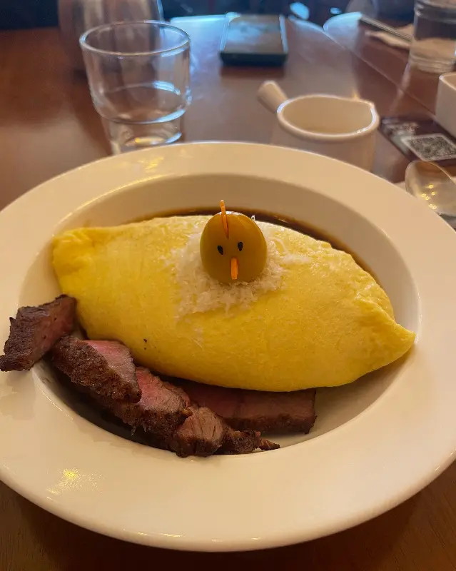 앙증맞은 병아리 메추리알이 올라간 오므라이스