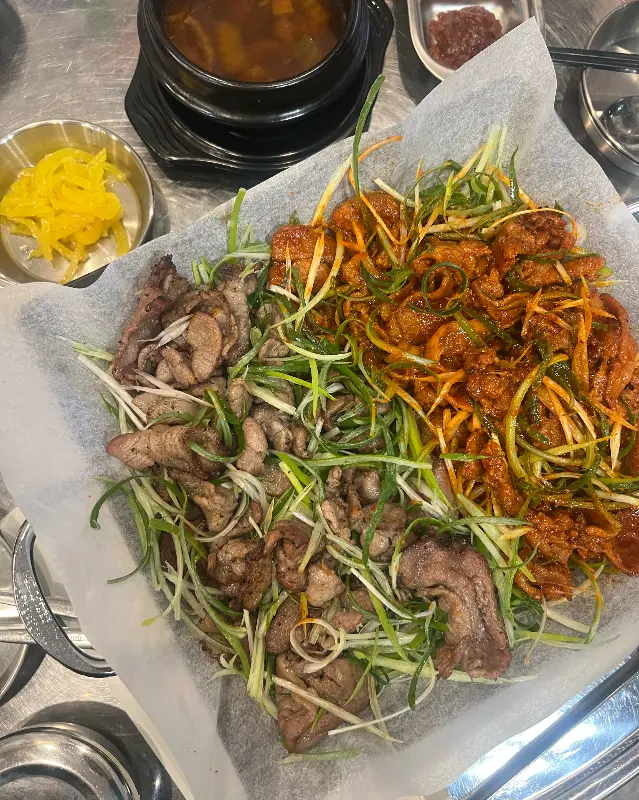 김가루가 듬뿍 뿌려진 비빔우동