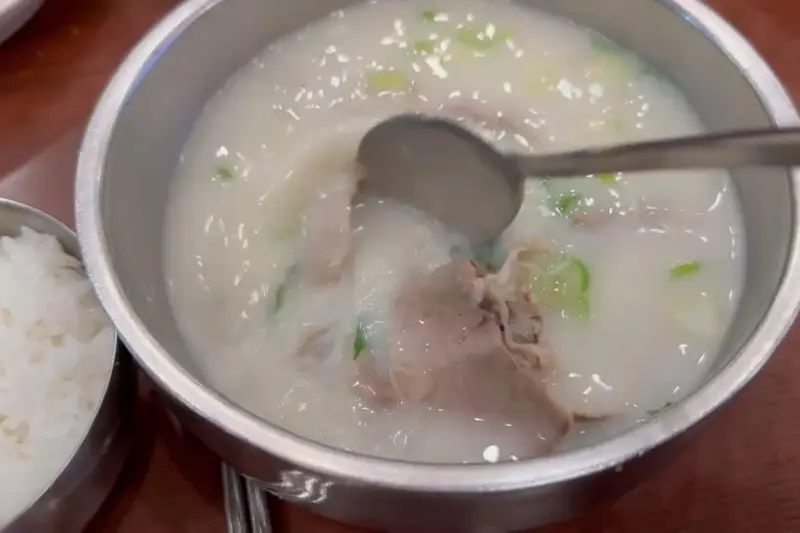 뽀얀 국물의 설렁탕