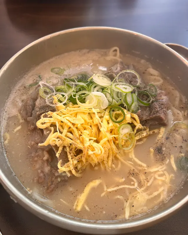 진한 사골 국물이 일품인 뼈칼국수