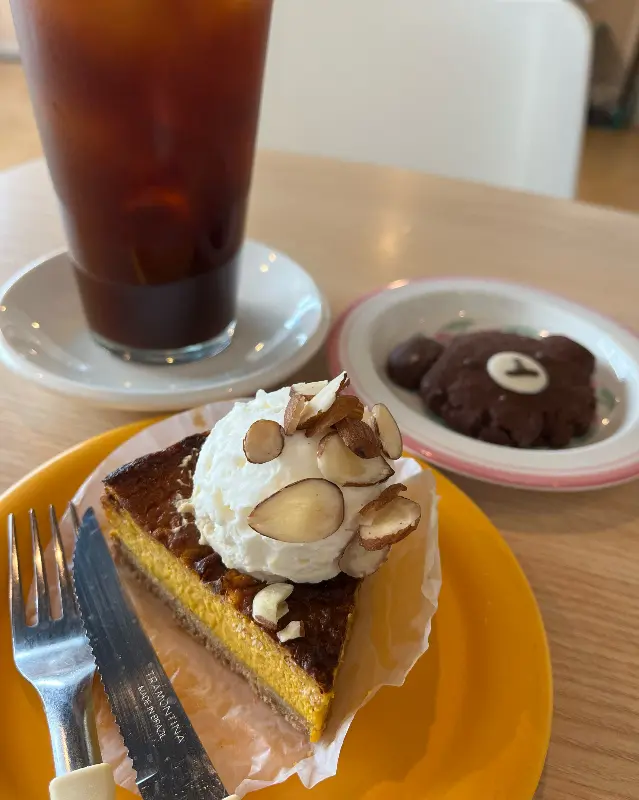 달콤한 디저트와 함께 즐기는 커피 한 잔