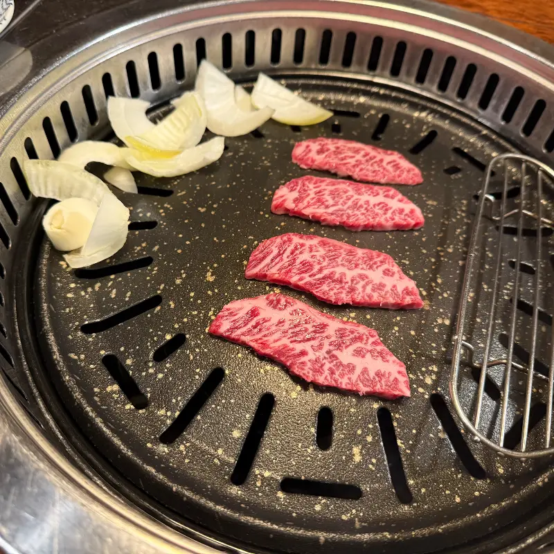 불판 위에서 익어가는 와규 꽃살