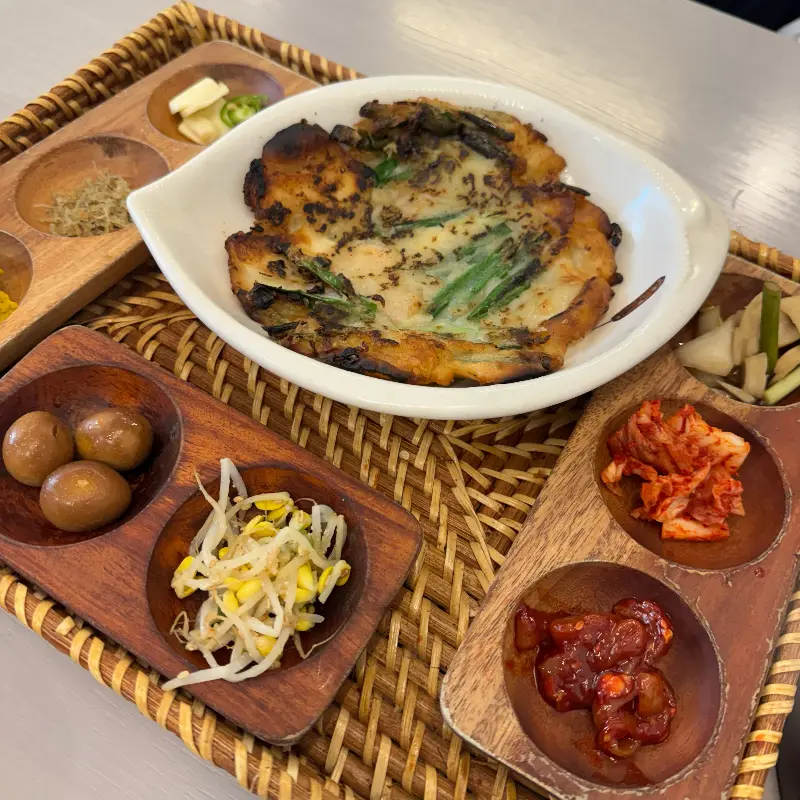 다채로운 반찬 구성