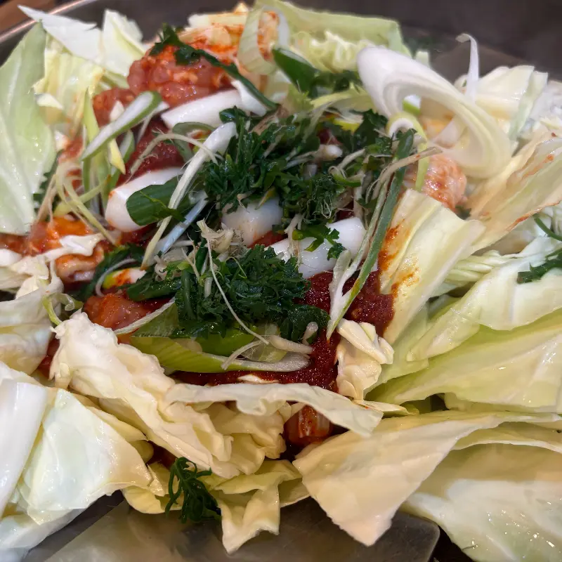 신선한 야채와 닭갈비 재료가 담긴 불판