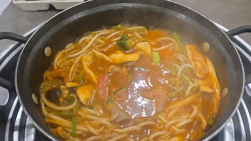 샤브샤브 안에 칼국수 면사리가 들어가 있는 모습
