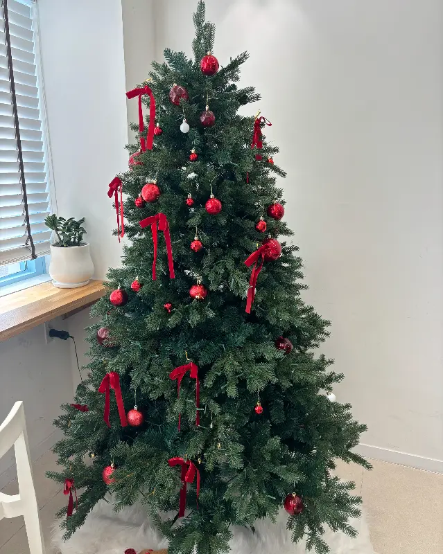 크리스마스 분위기가 물씬 풍기는 트리 장식