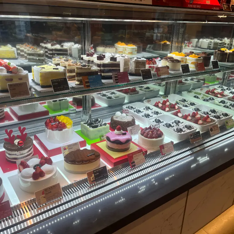 다양한 종류의 케이크가 진열된 쇼케이스